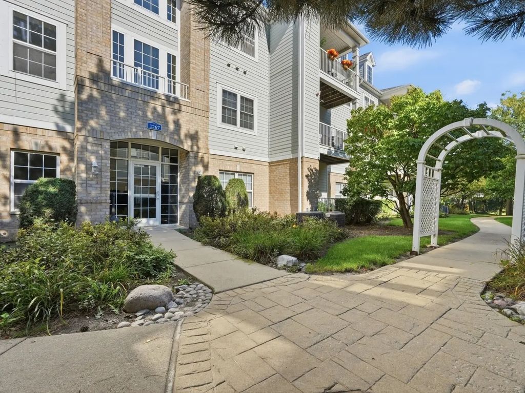 1267 W Lake Street 104, Addison