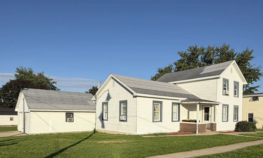 217 W Railroad Street, Lena