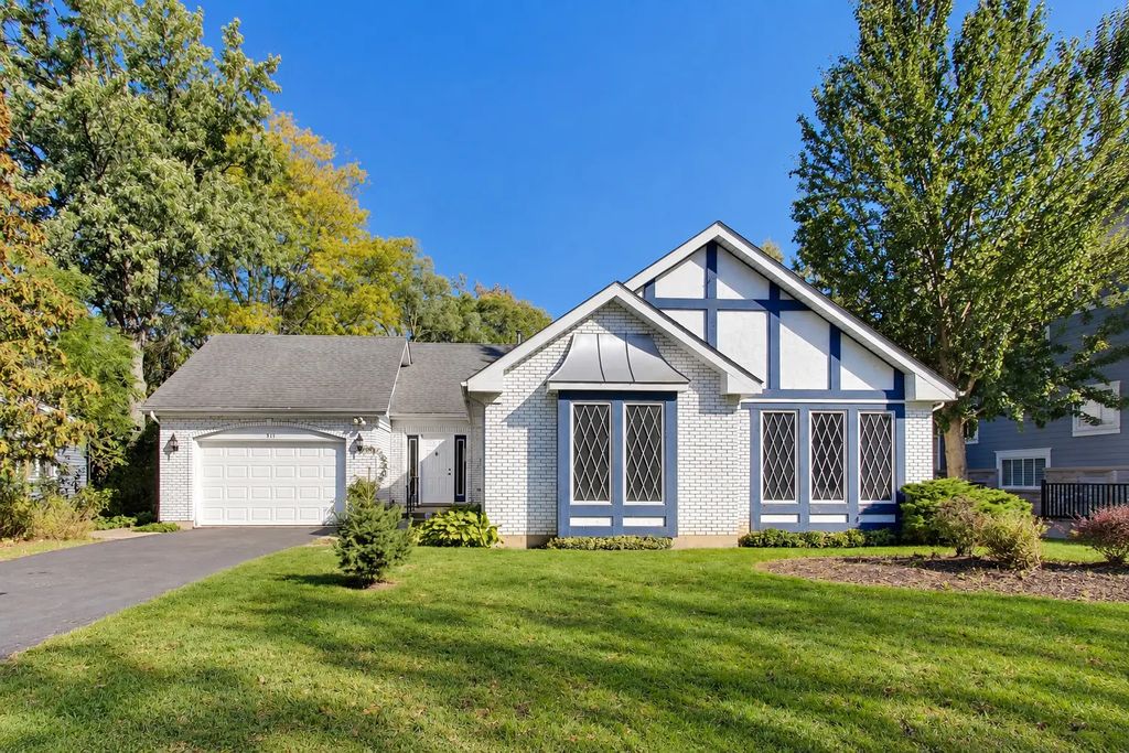 911 Glenwood Lane, Glenview
