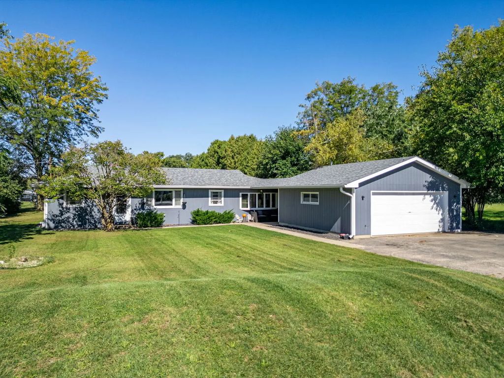 2302 Nw Route 12 Highway Nw, Spring Grove