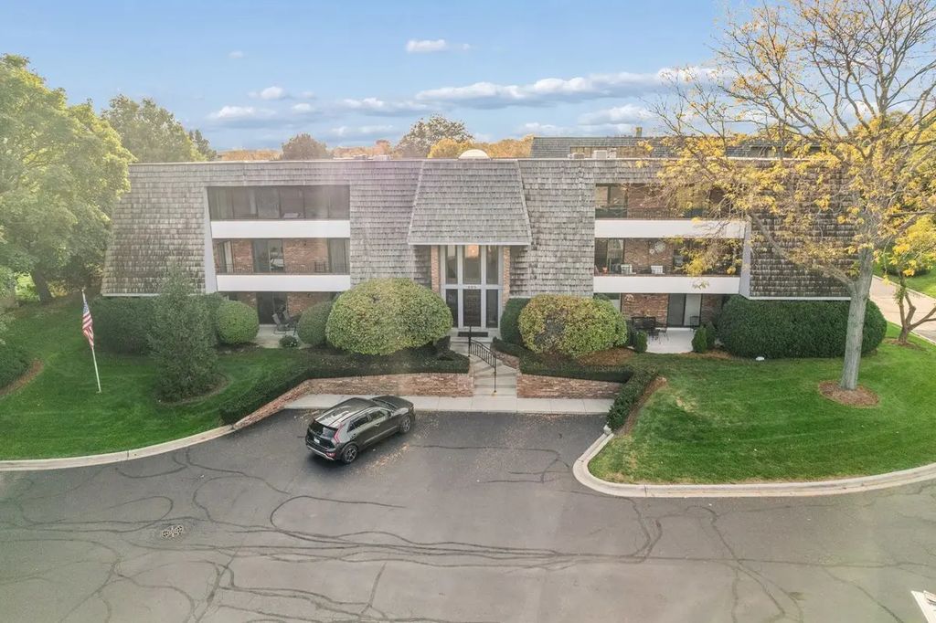 200 Red Top Drive 304, Libertyville