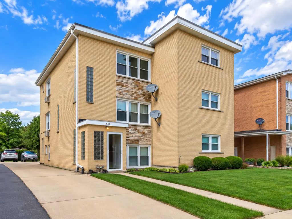 680 Beau Court, Des Plaines