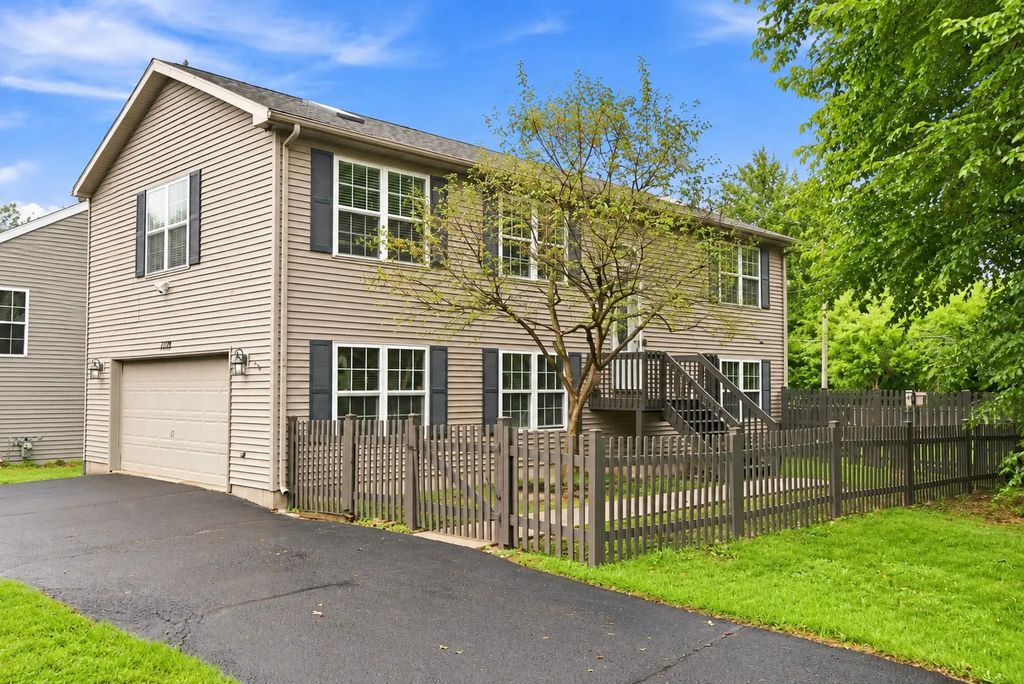1379 Cary Road, Algonquin