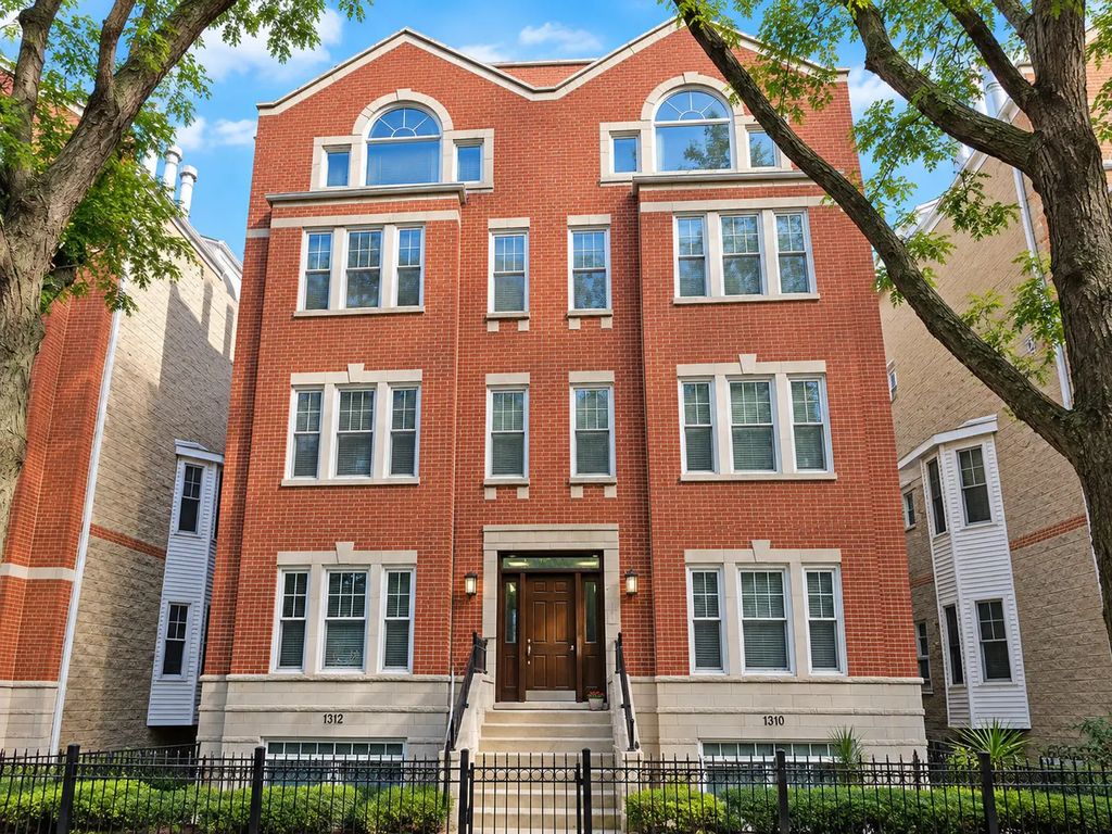 1310 W Fletcher Street 2e, Chicago
