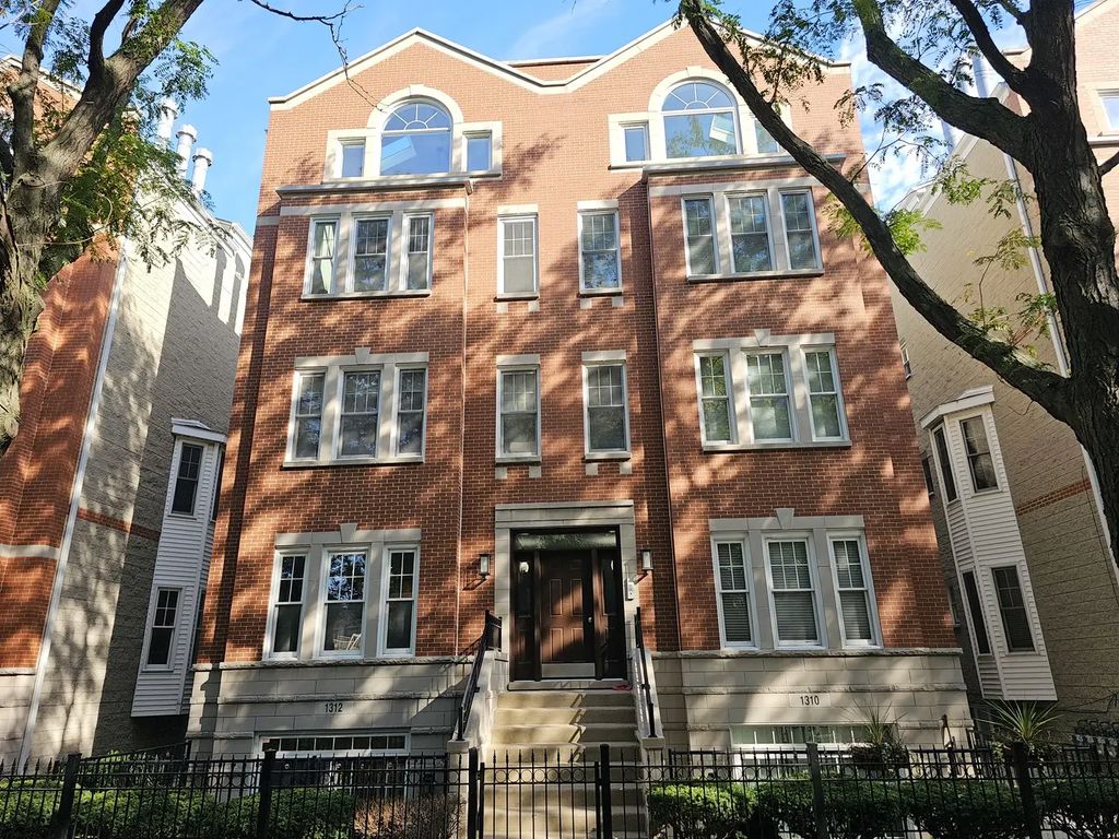 1310 W Fletcher Street 2e, Chicago