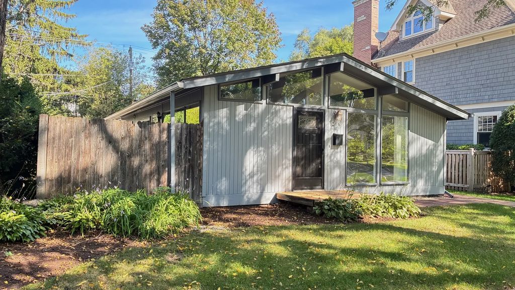 216 Broadway Street, Libertyville