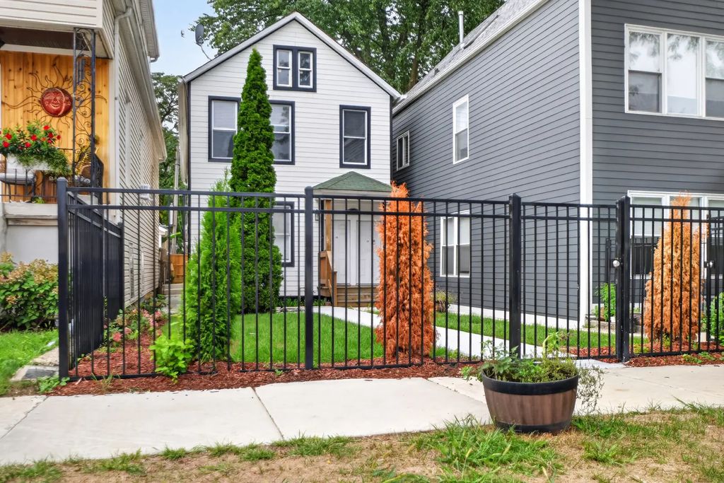 2818 N Drake Avenue, Chicago