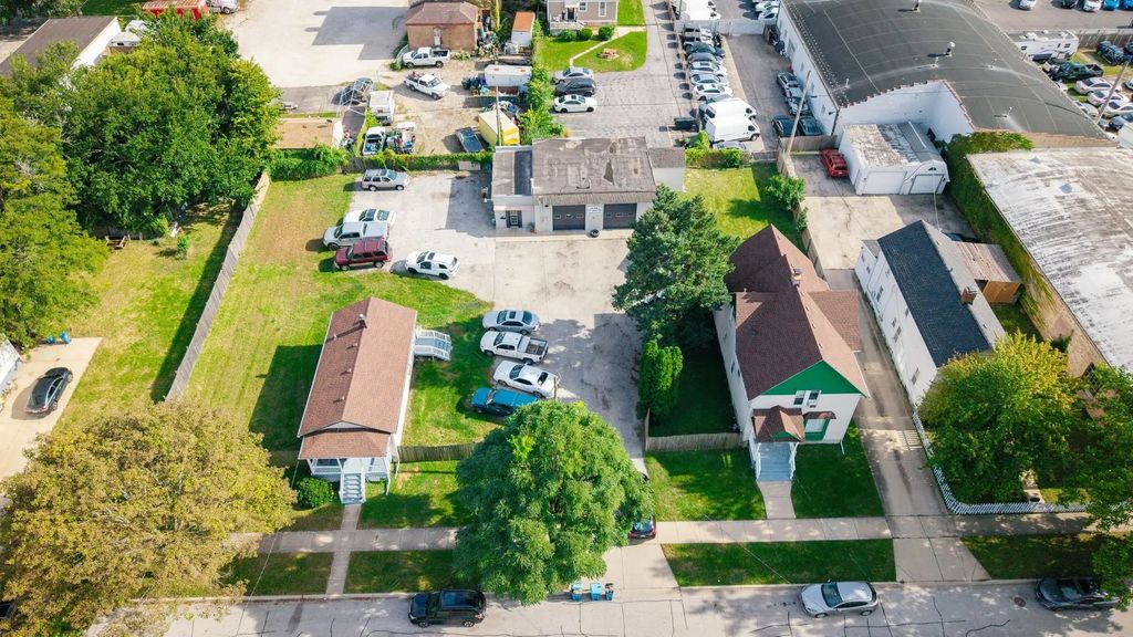 162-172 Woodlawn Avenue, Aurora