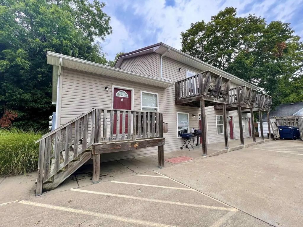 310 E College Street, Carbondale