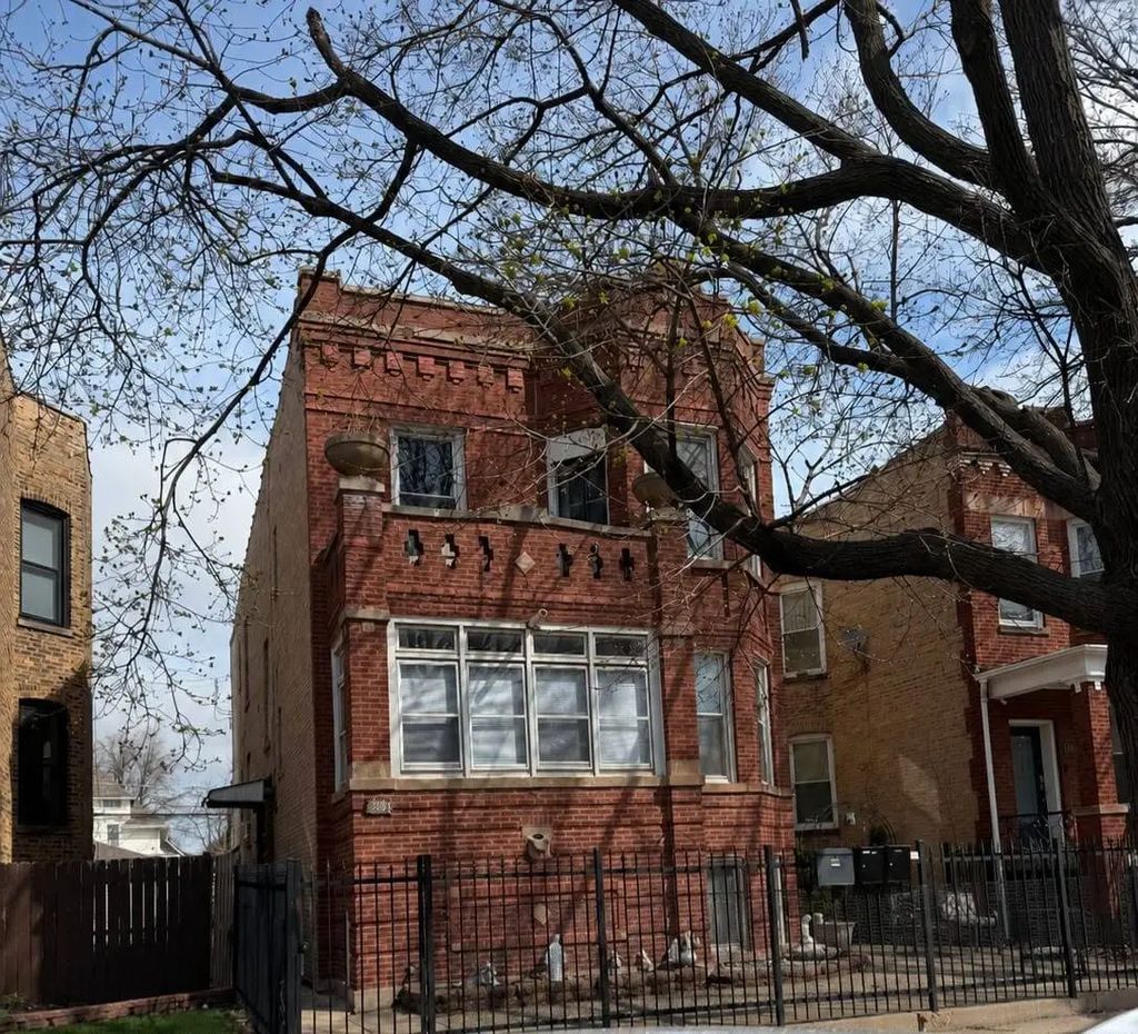 3936 W Cornelia Avenue 1, Chicago