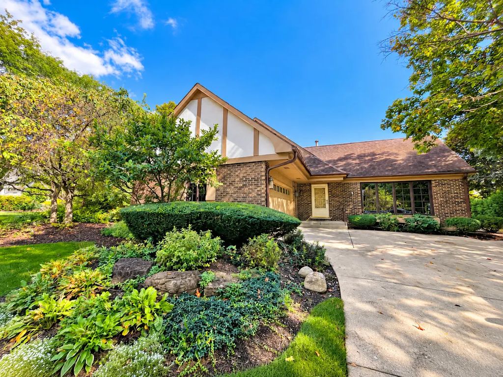 3 Alexandria Drive, Vernon Hills