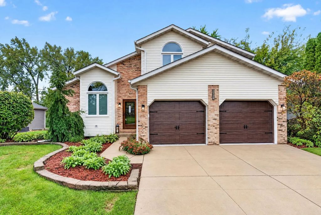 1114 Oxford Lane, Shorewood