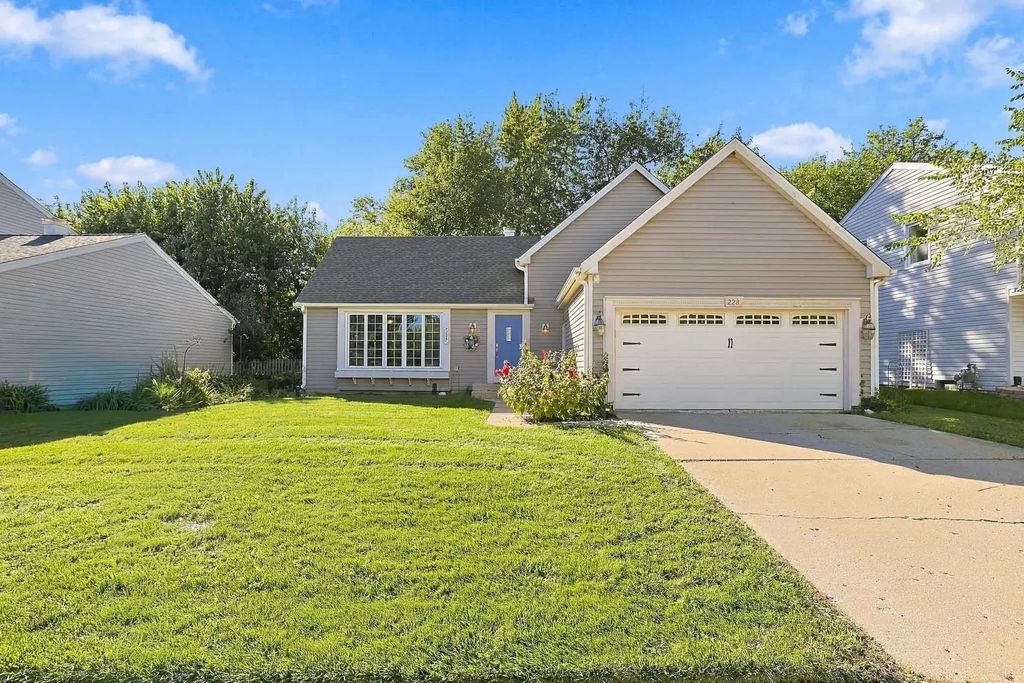 228 N Walnut Lane, Schaumburg