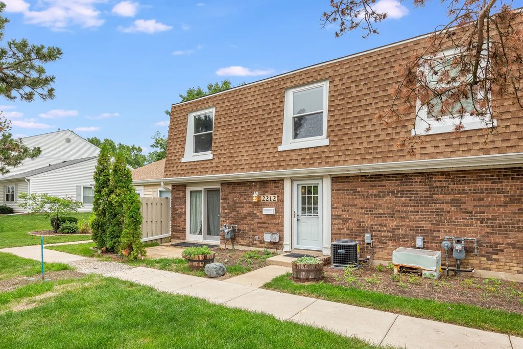 2212 Cardinal Court, Schaumburg
