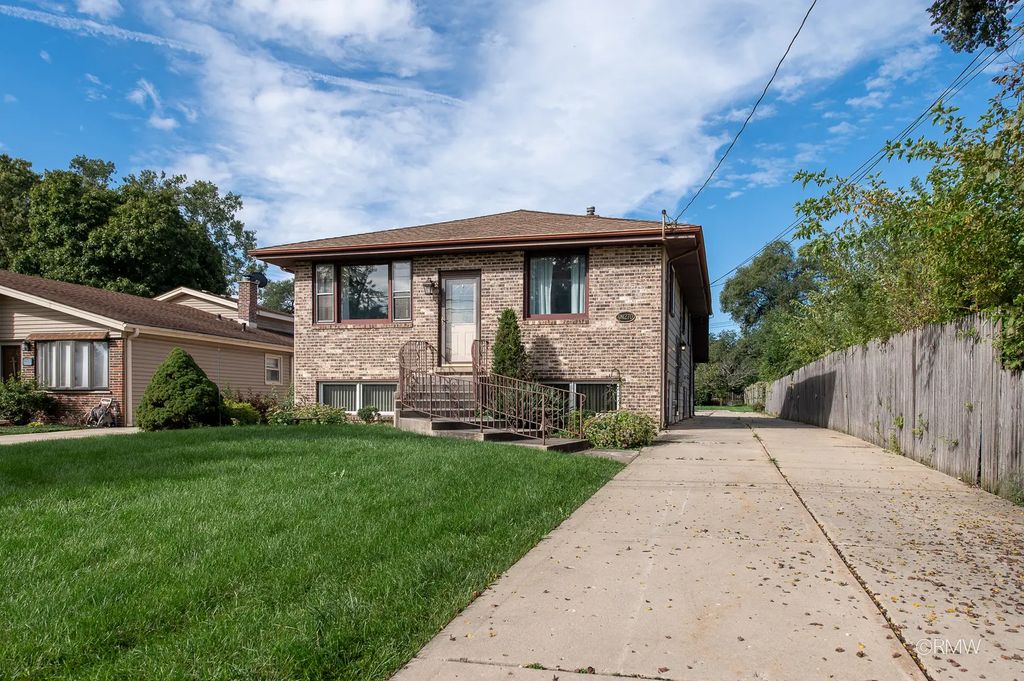 4 N 270 9th Avenue, Addison