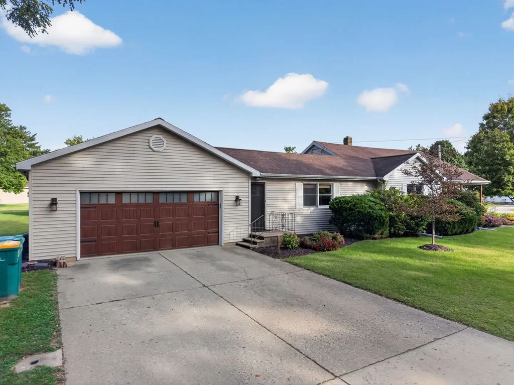 901 Lowden Road, Streator