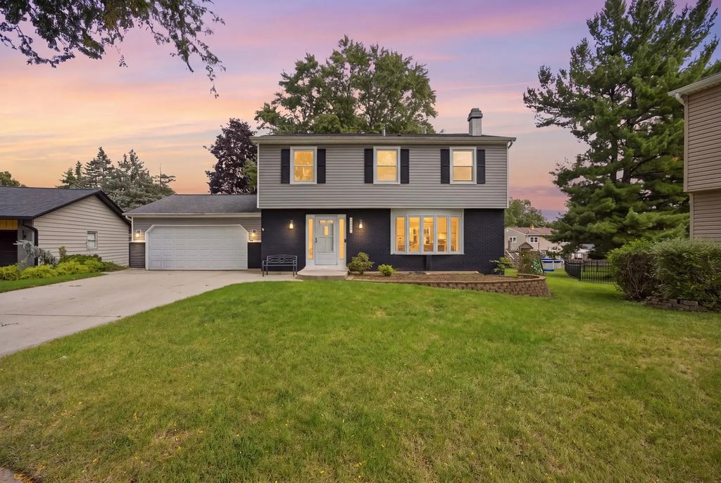1419 N Madlock Court, Elgin