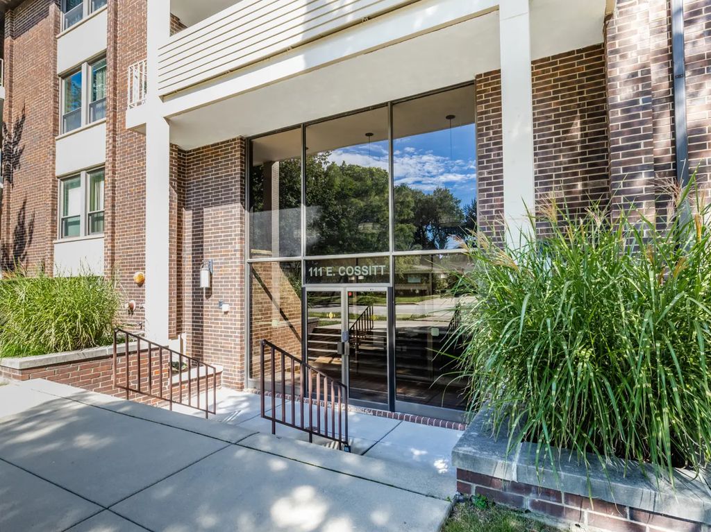 111 E Cossitt Avenue 206, La Grange