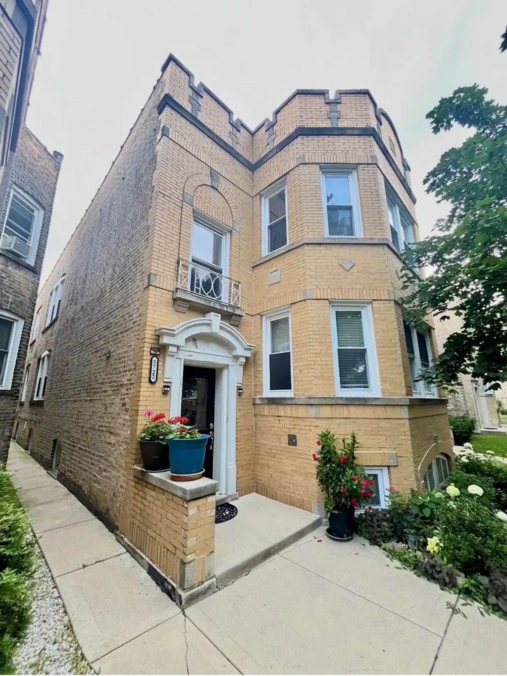 5722 N Richmond Street, Chicago