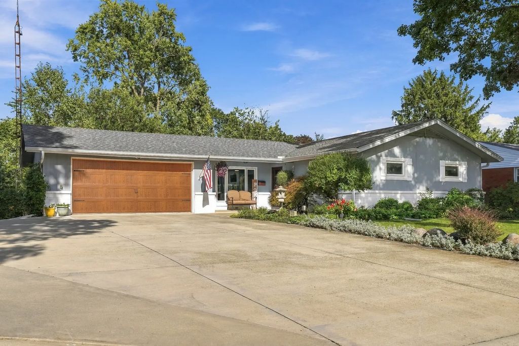 208 Mecherle Drive, Bloomington