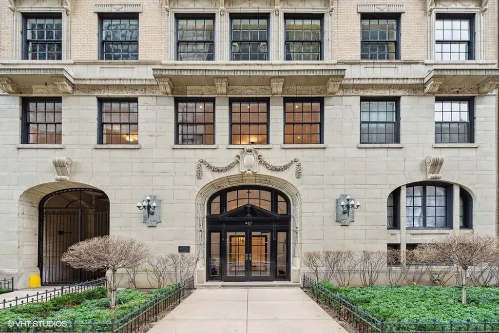 257 E Delaware Place 10ab, Chicago