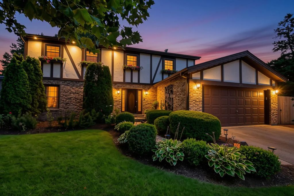 229 N Whispering Hills Drive, Naperville