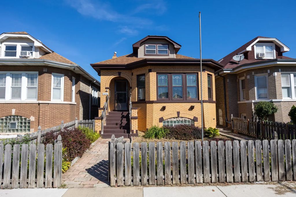 5226 W Wolfram Street, Chicago