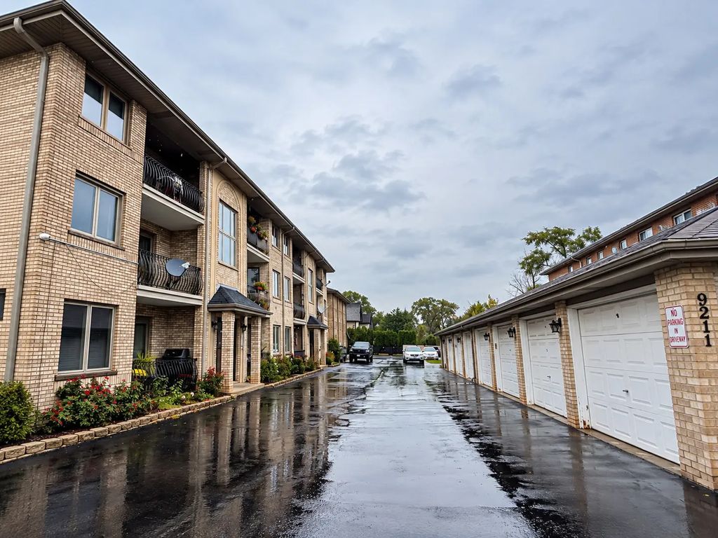 9211 S Roberts Road 1b, Hickory Hills