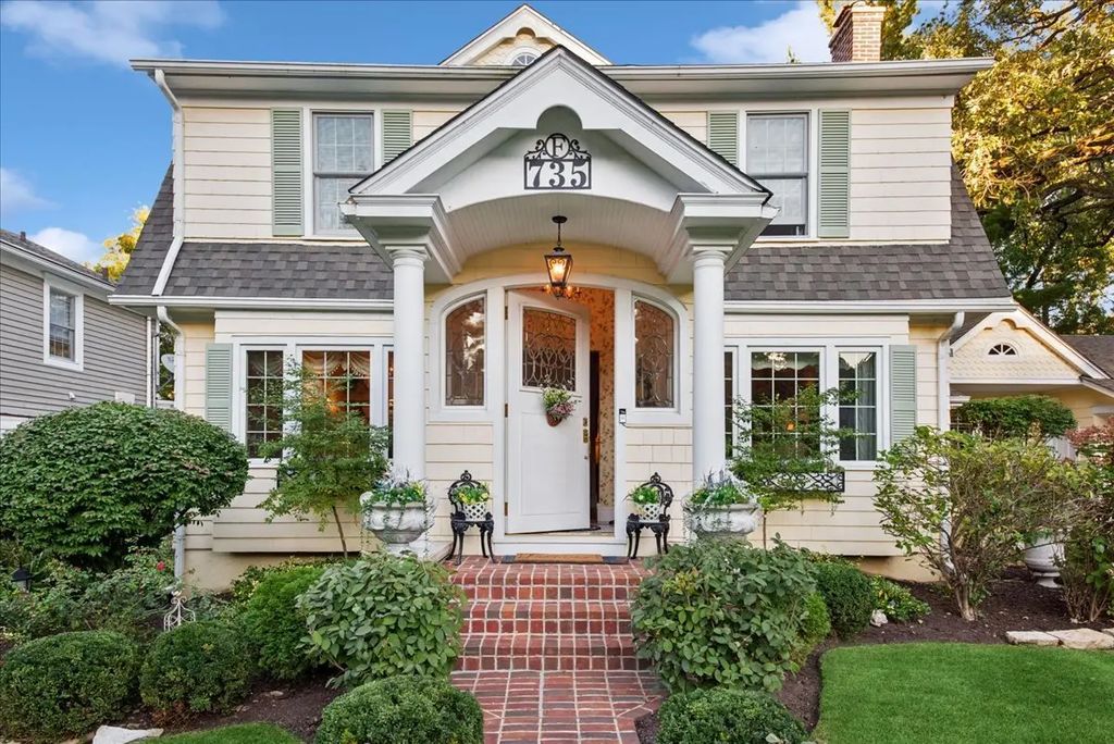 735 Hawthorne Lane, Geneva
