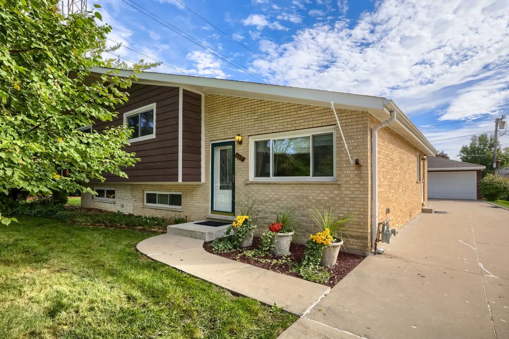 829 N Howard Avenue, Elmhurst