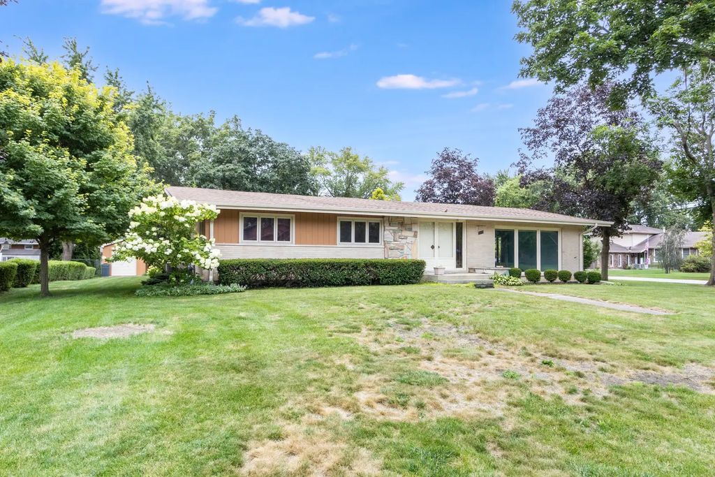 642 Country Lane, Beecher