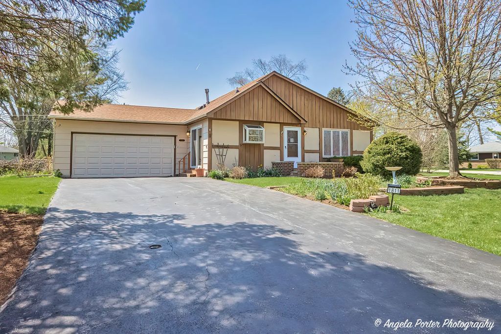 1811 Hazelwood Drive, Lindenhurst