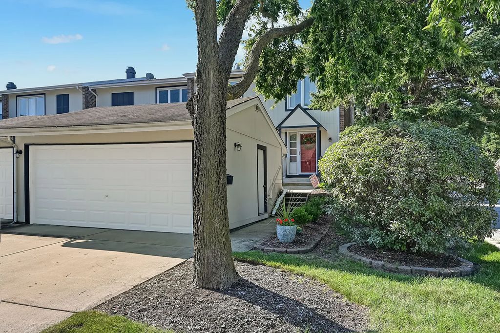 216 Pinewood Lane, Bloomingdale