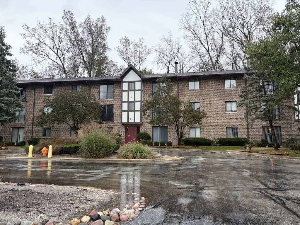 44 Harbor Court 304, Naperville