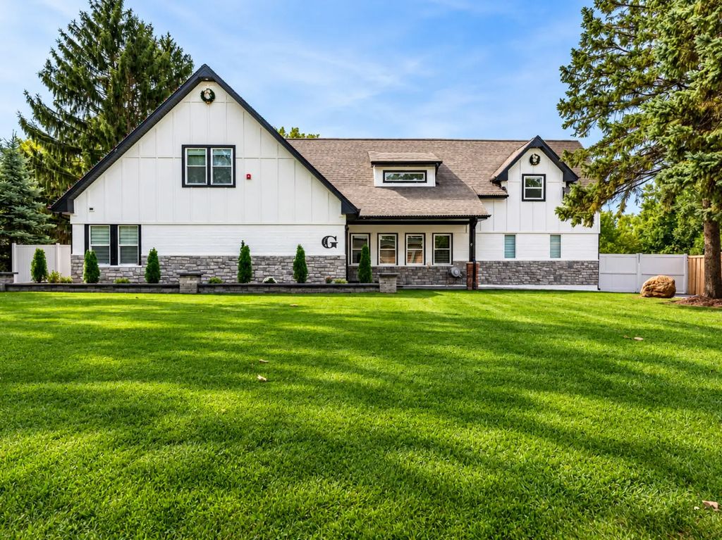 8454 S 85th Court, Hickory Hills