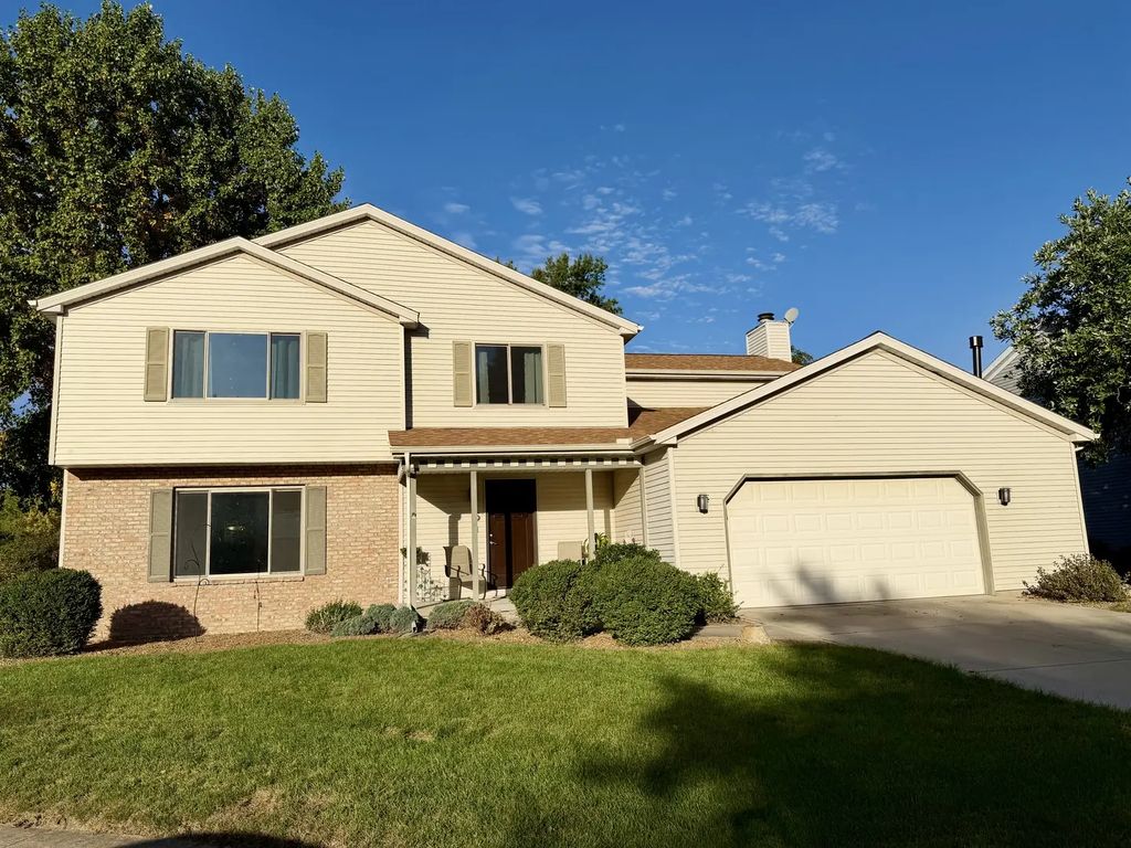 5 Hidden Lake Court, Bloomington