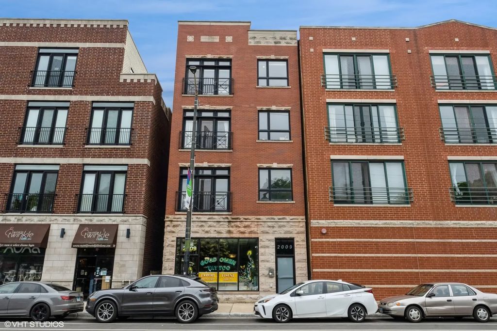 2009 W Belmont Avenue 2, Chicago