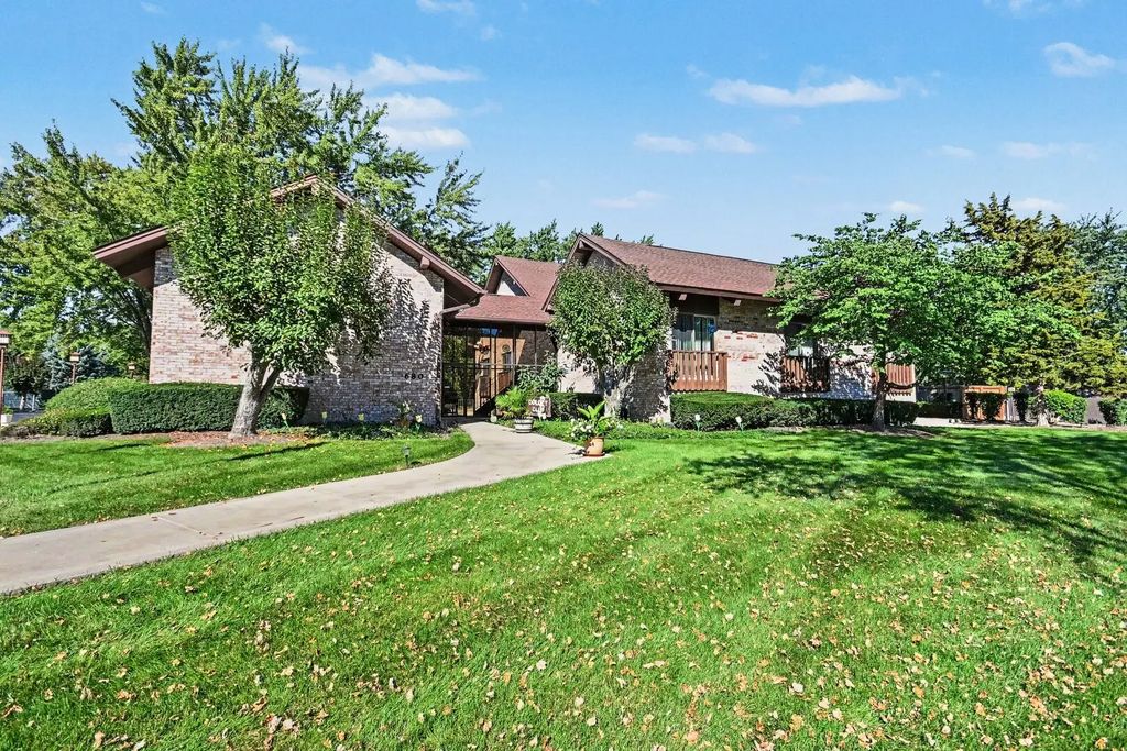 740 Saint Andrews Lane 13, Crystal Lake