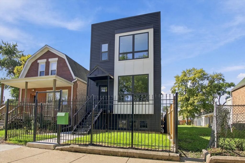 904 N Trumbull Avenue, Chicago