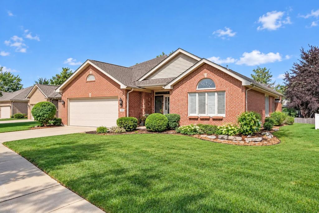 1540 Hillcrest Lane, Woodridge