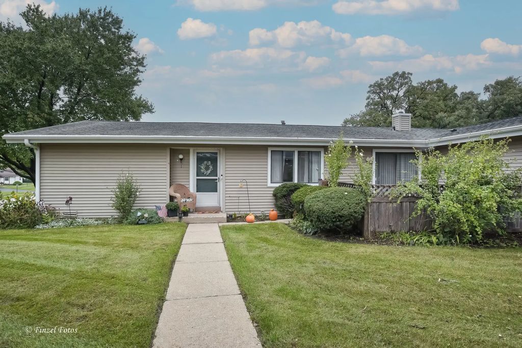 824 Wiltshire Drive 1, McHenry