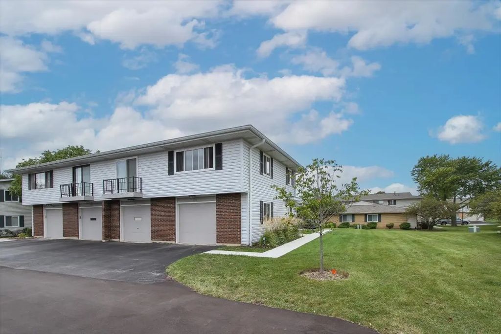 204 Shattuck Court 204, Schaumburg