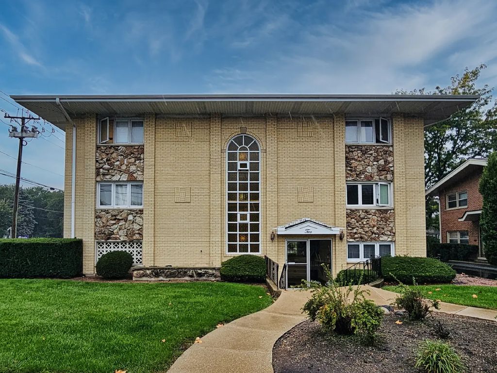 2 N Dee Road 203, Park Ridge