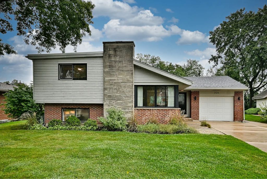 326 E Huntington Lane, Elmhurst