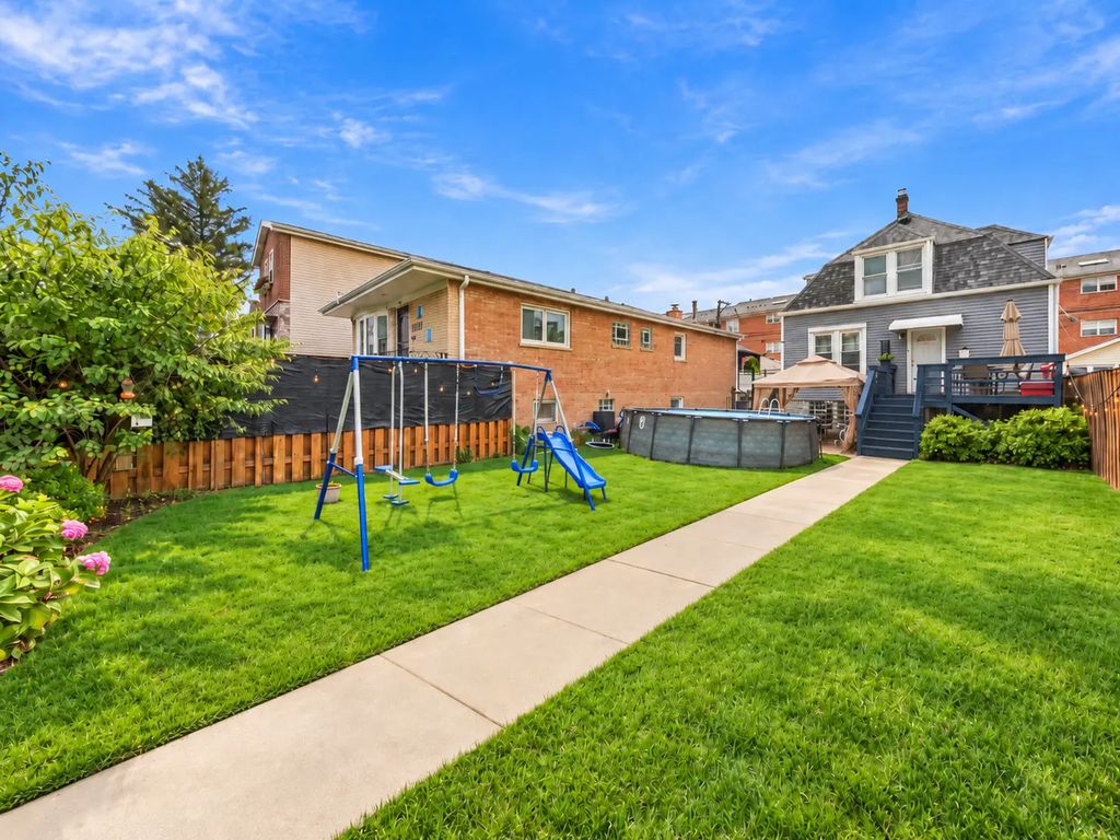 3252 N Neenah Avenue, Chicago