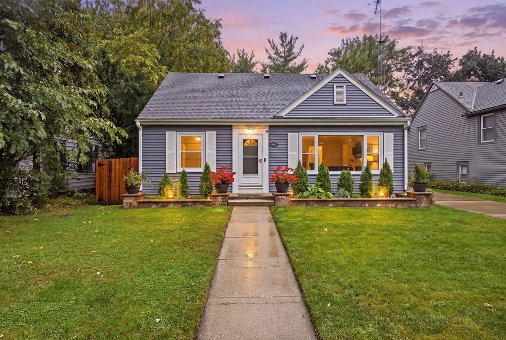 389 N Commonwealth Avenue, Elgin