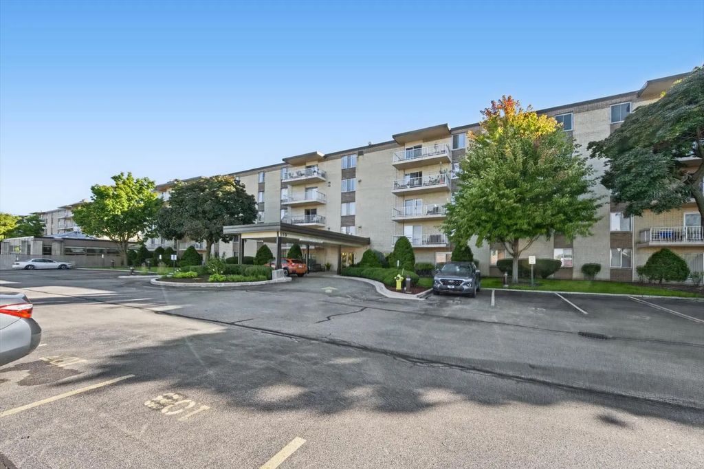 110 W Butterfield Road 310s, Elmhurst