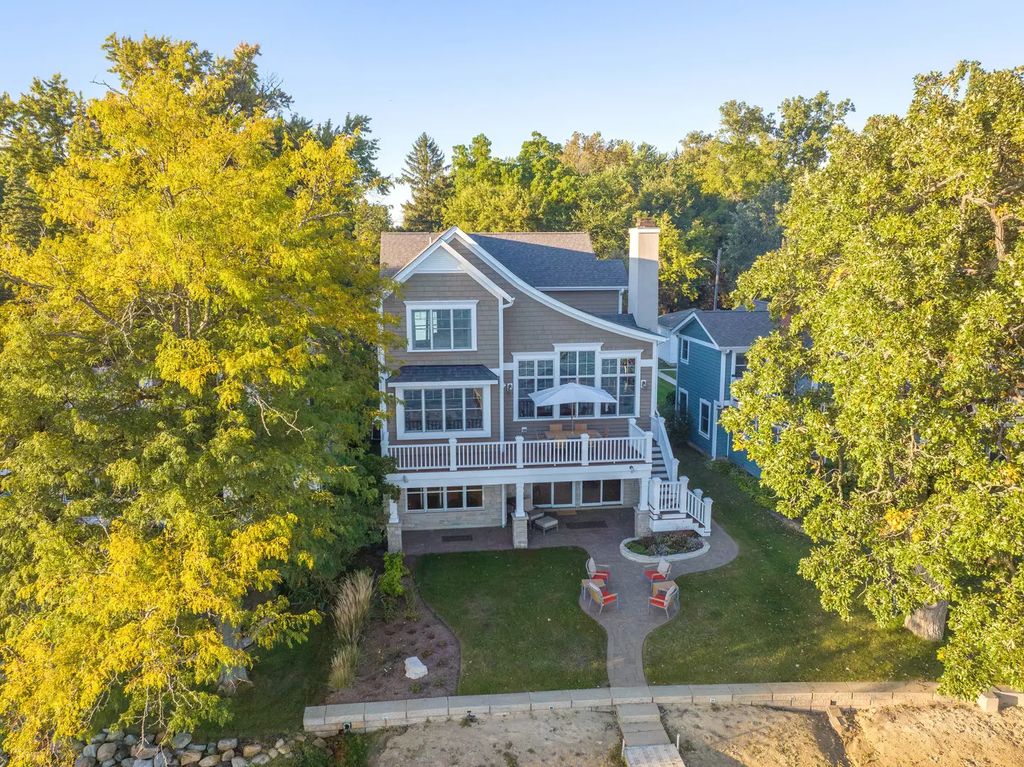 937 N Shore Drive, Crystal Lake