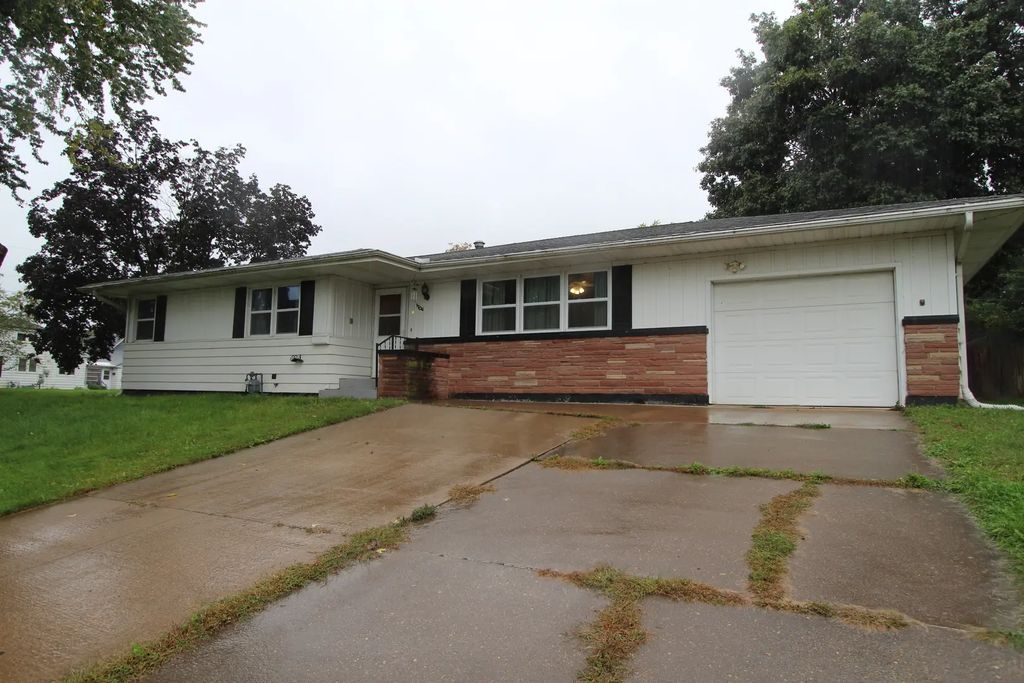 1704 N 4th Street, Clinton
