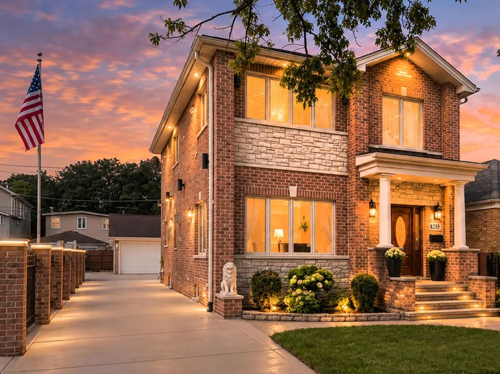 3456 N Pioneer Avenue, Chicago